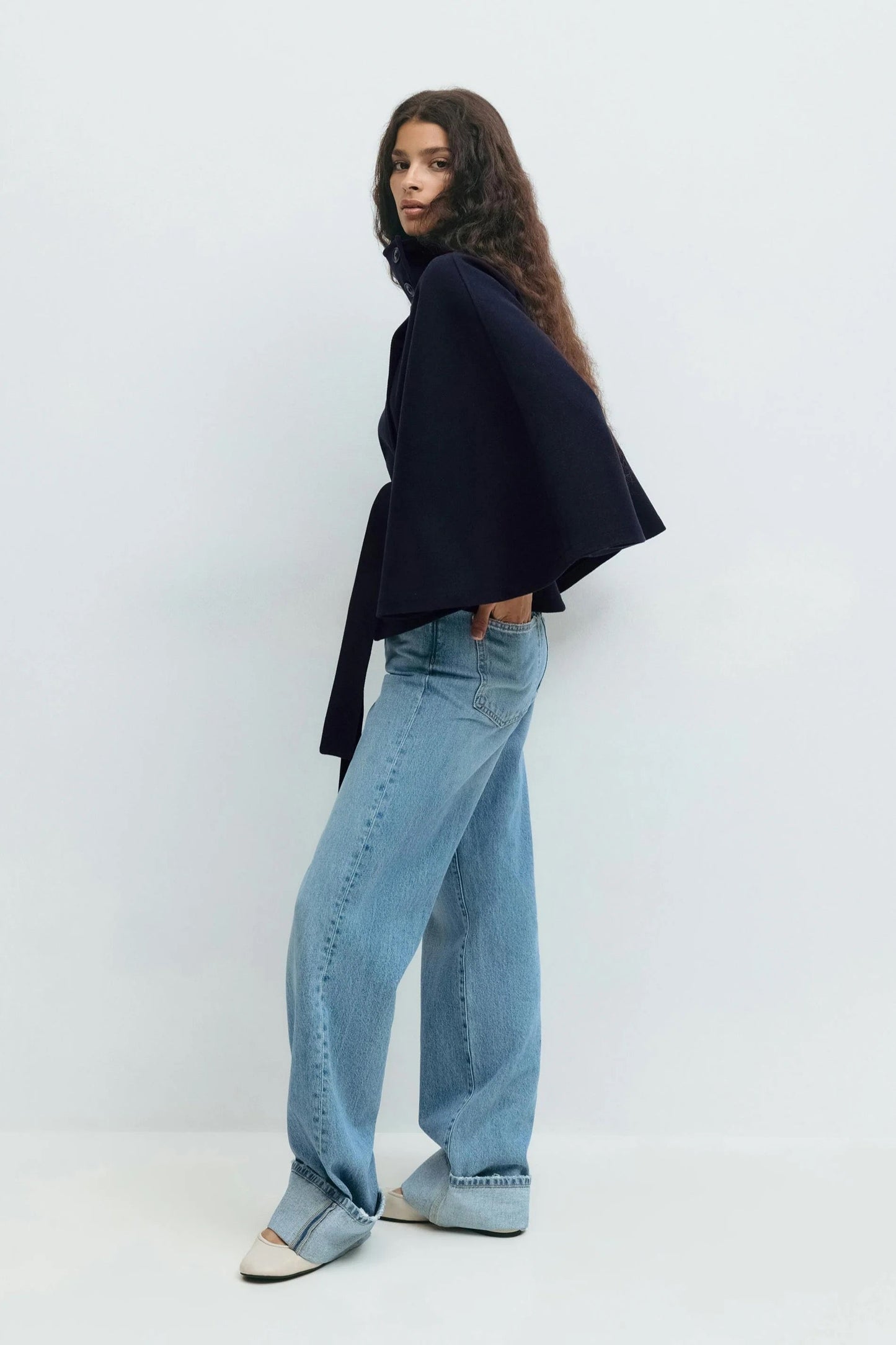 Płaszcz z paskiem Elara – ponadczasowa klasa z nowoczesnym wyrafinowaniem