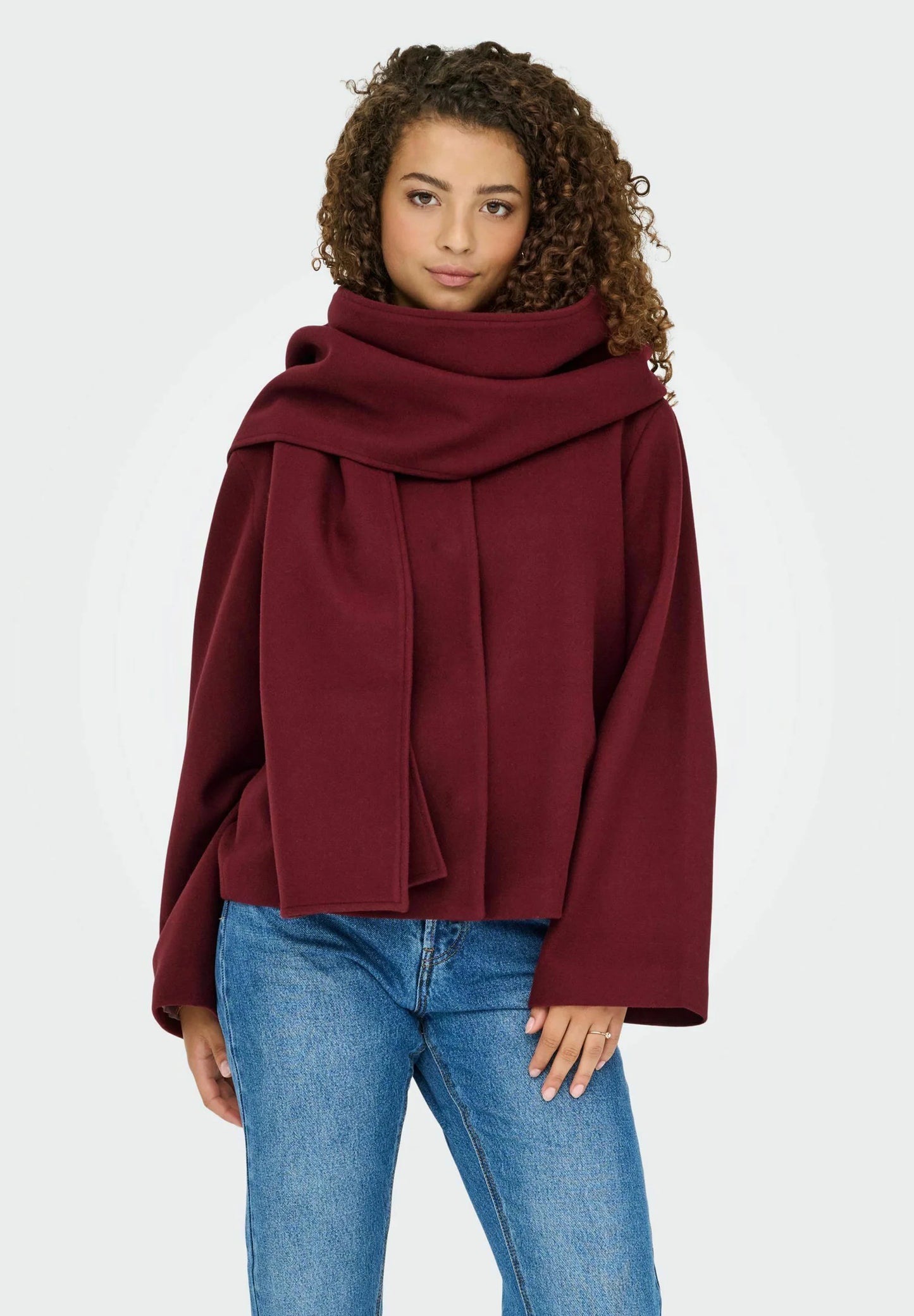 Noavé płaszcz otulający – niewymuszona elegancja i pełen komfort